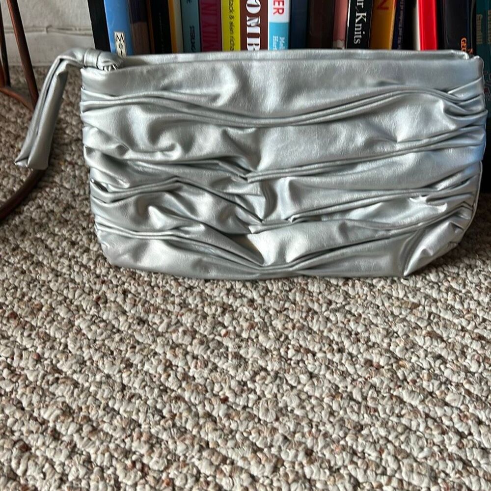 Elizabeth Arden Silver clutch / makeup bag y2k wristlet